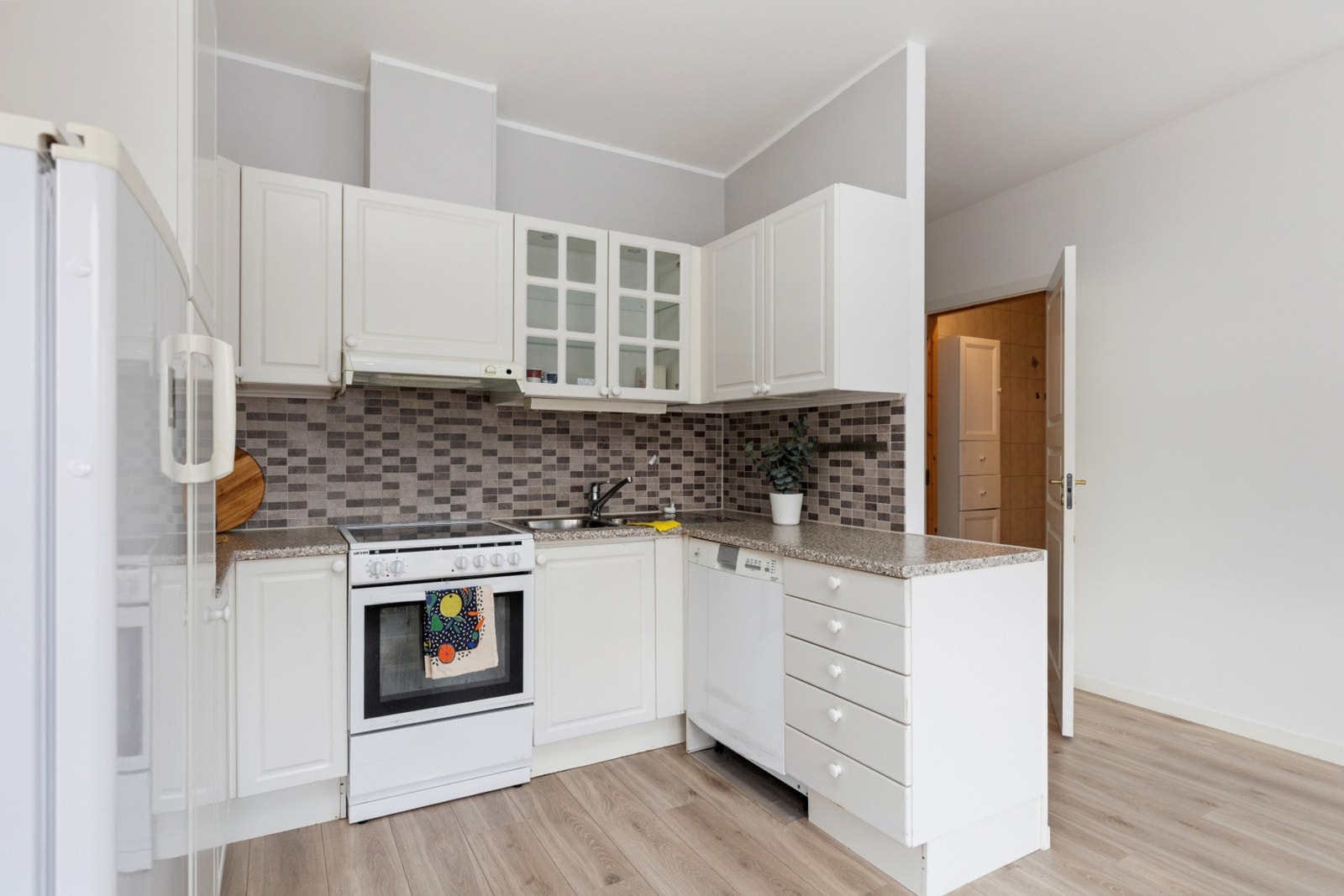 Kjøkkenet er innredet med mekanisk avtrekksvifte over stekesonen. VVB i benkeskap. Galleribilde