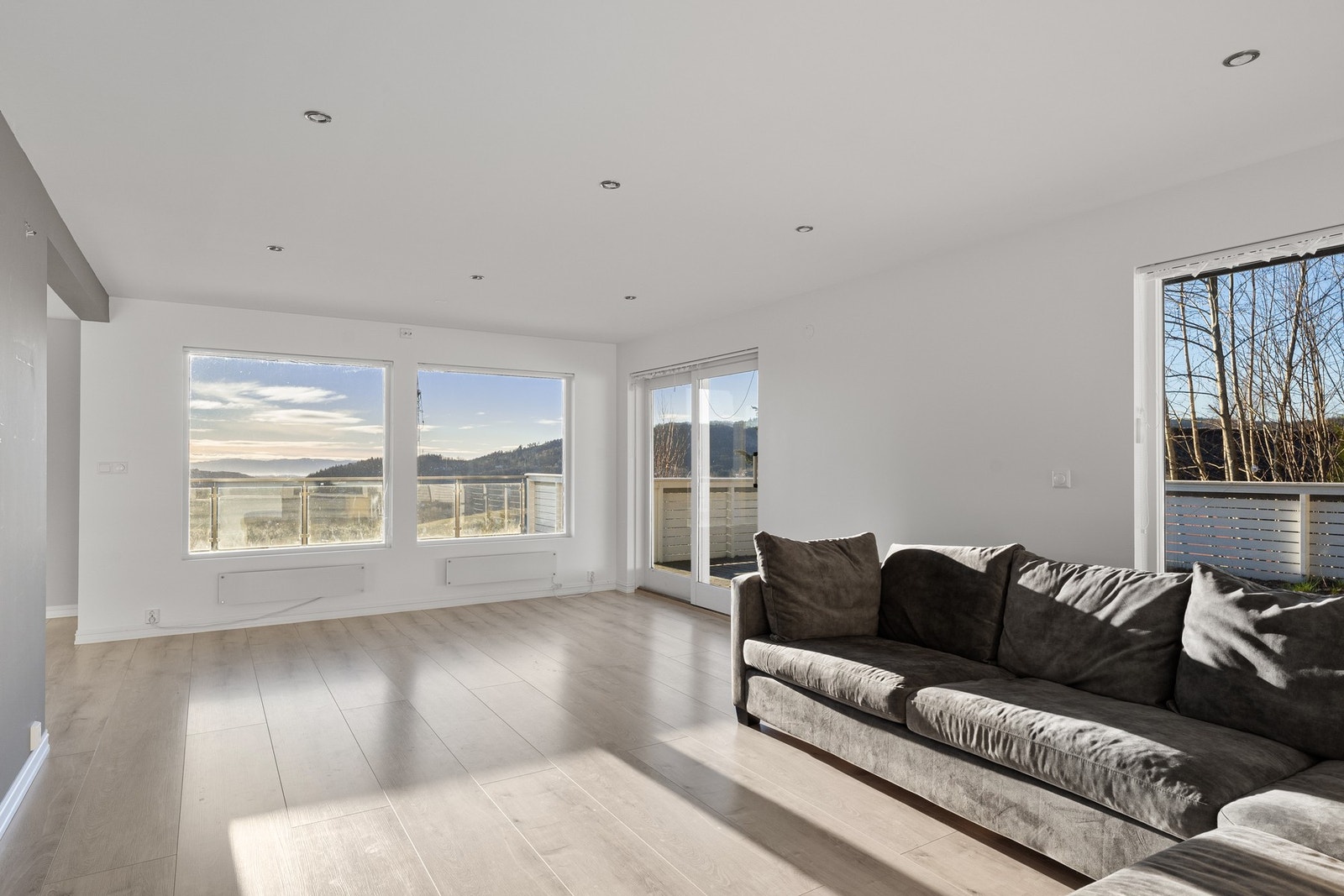 Rommet fremstår som lyst og luftig med store vindusflater som sikrer god lysforhold og den fantastiske utsikten. Galleribilde