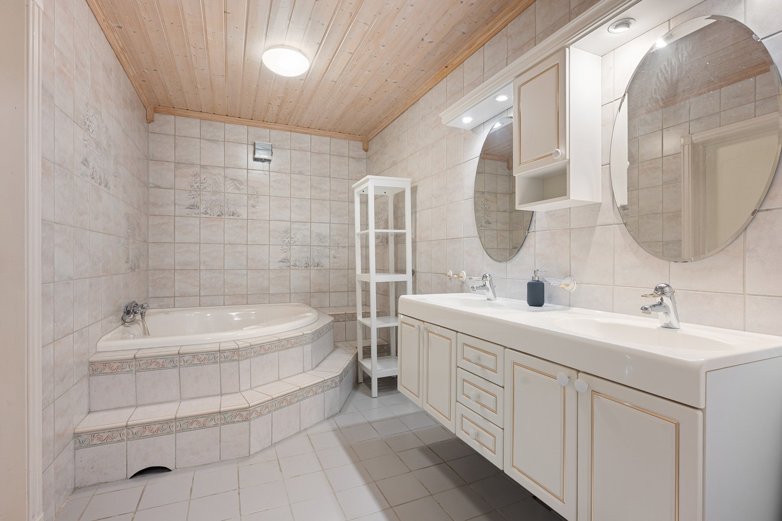 Badet i underetasjen er stort, og har behov for modernisering. Galleribilde