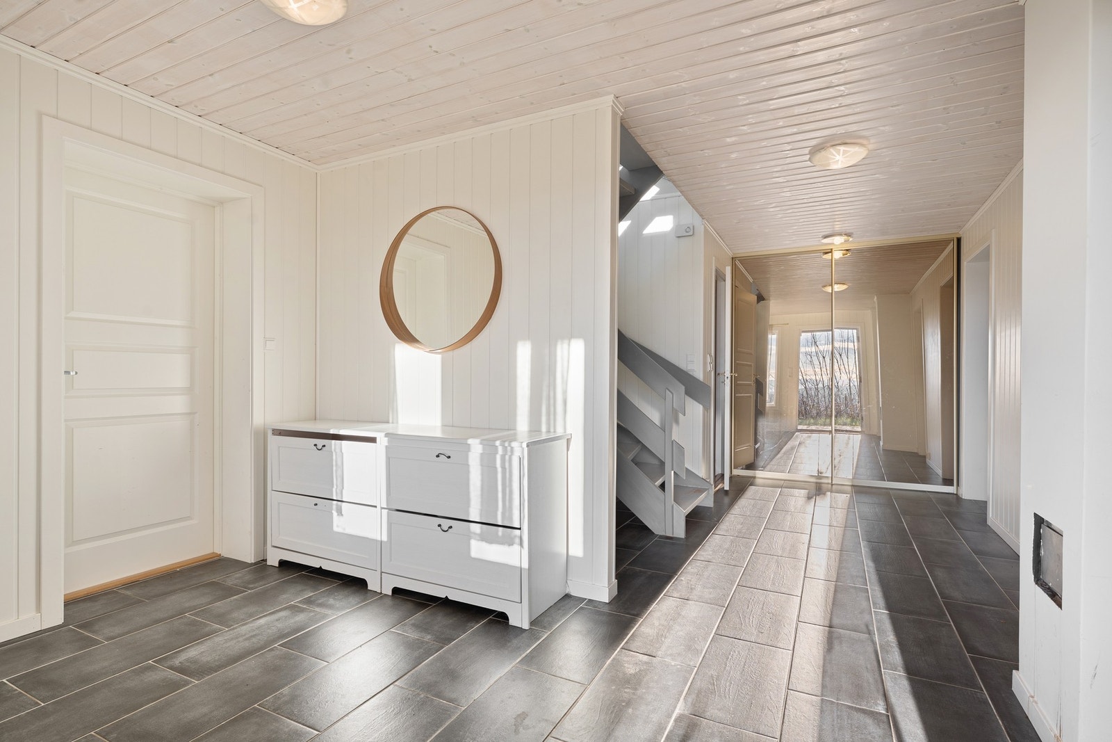 Det første som møter deg i boligen er en romslig hall med god plass til skyvedørsgarerobe, speil, knagger og bilder. Galleribilde