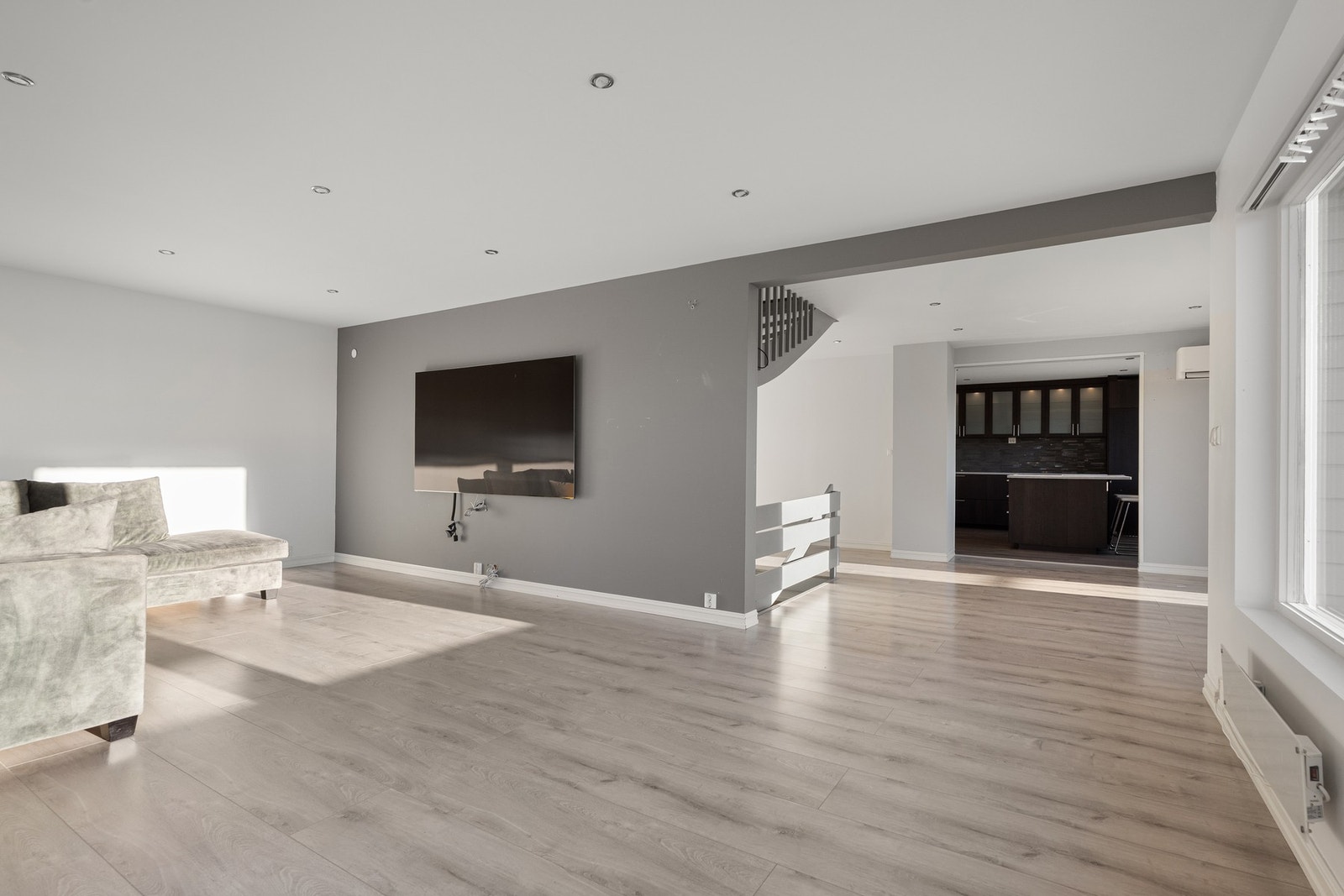 Stuen er stor og det er god plass til sofagruppe, bord og tv-møblement. Galleribilde