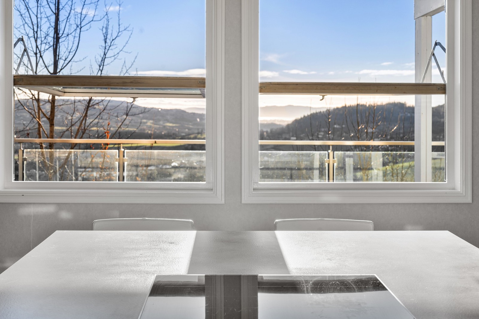 Fra kjøkkenet har du fantastisk utsikt. Galleribilde