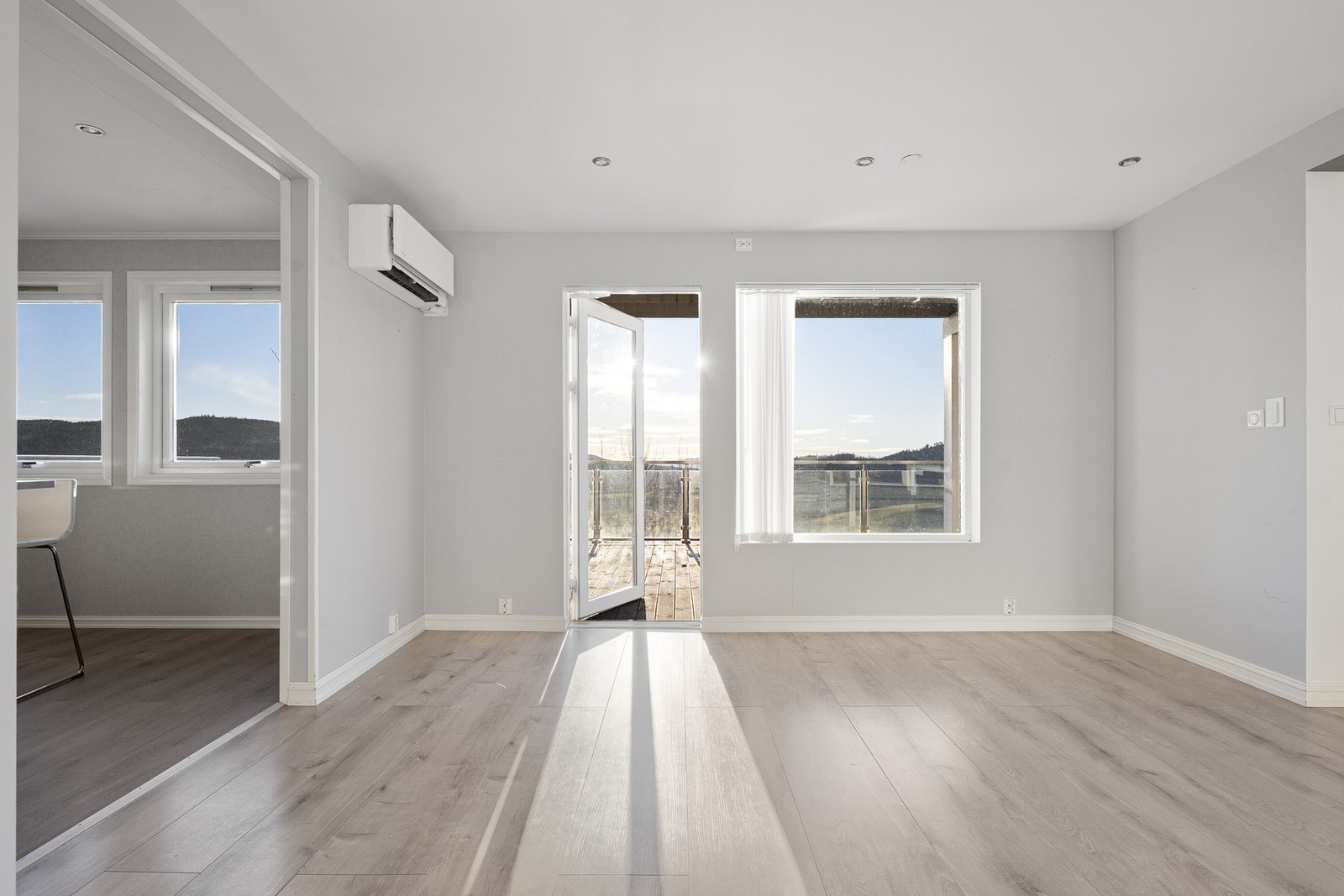 Fra stuen er det utgang til en stor terrasse. Galleribilde