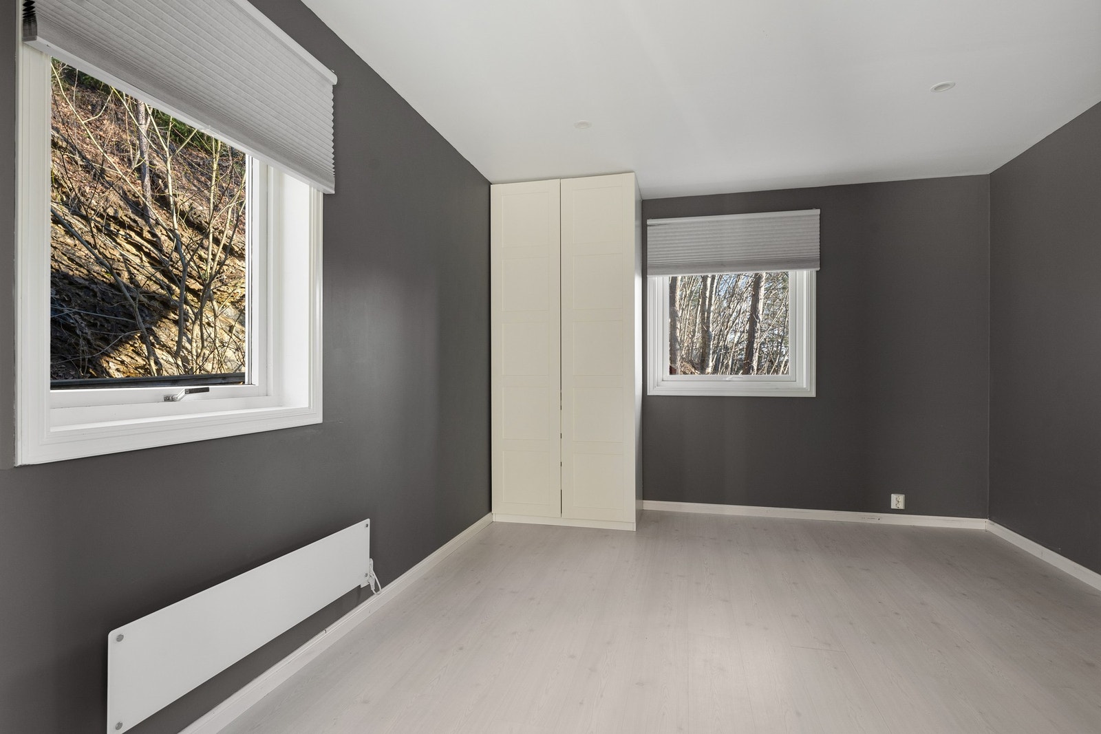 Soverommet i 1. etasje ble byggemeldt som vaskerom og kjølerom, og er følgelig ikke godkjent for varig opphold. Galleribilde