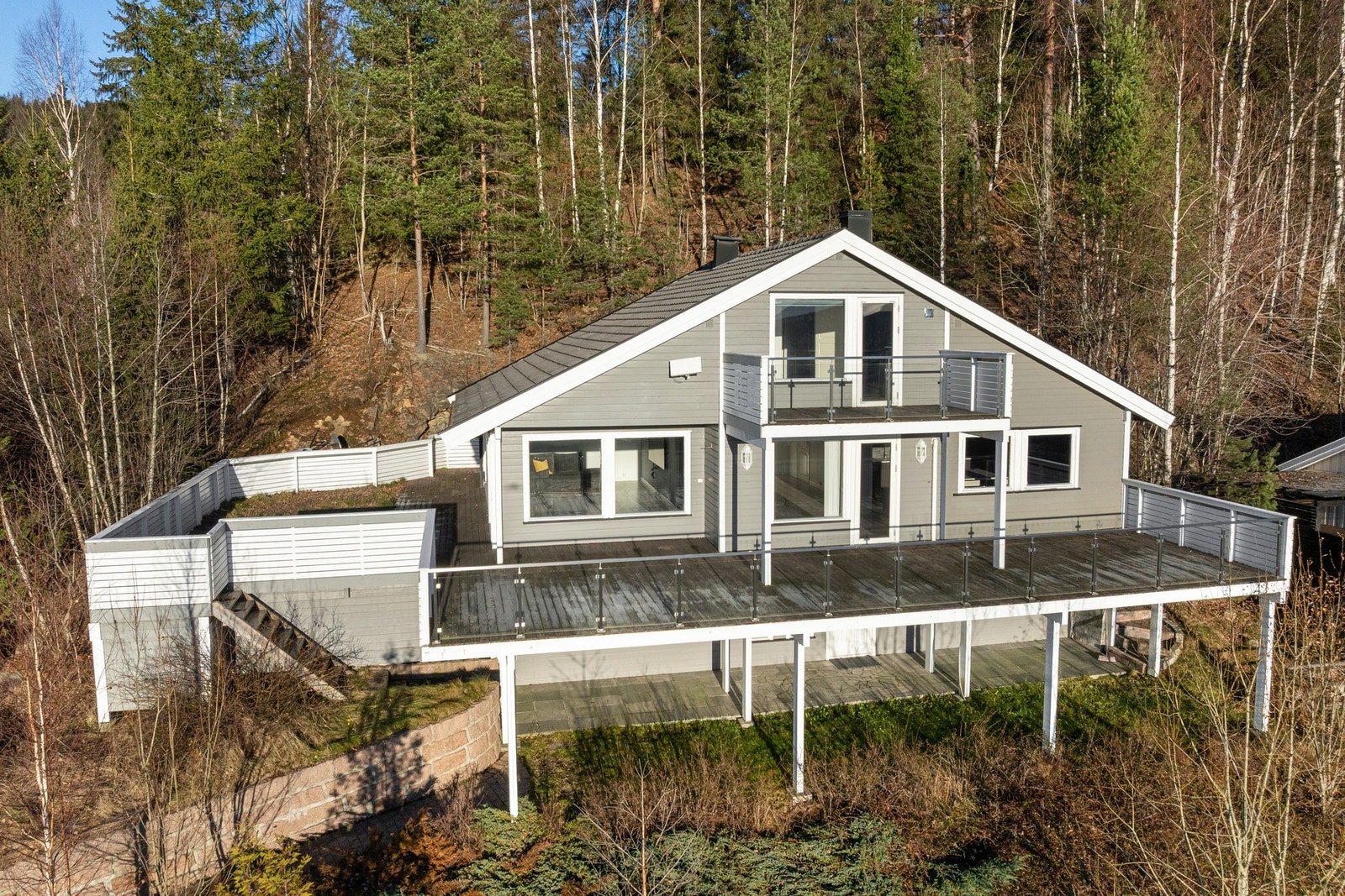 Eiendommen ligger høyt i terrenget, uten innsyn fra naboer. Galleribilde