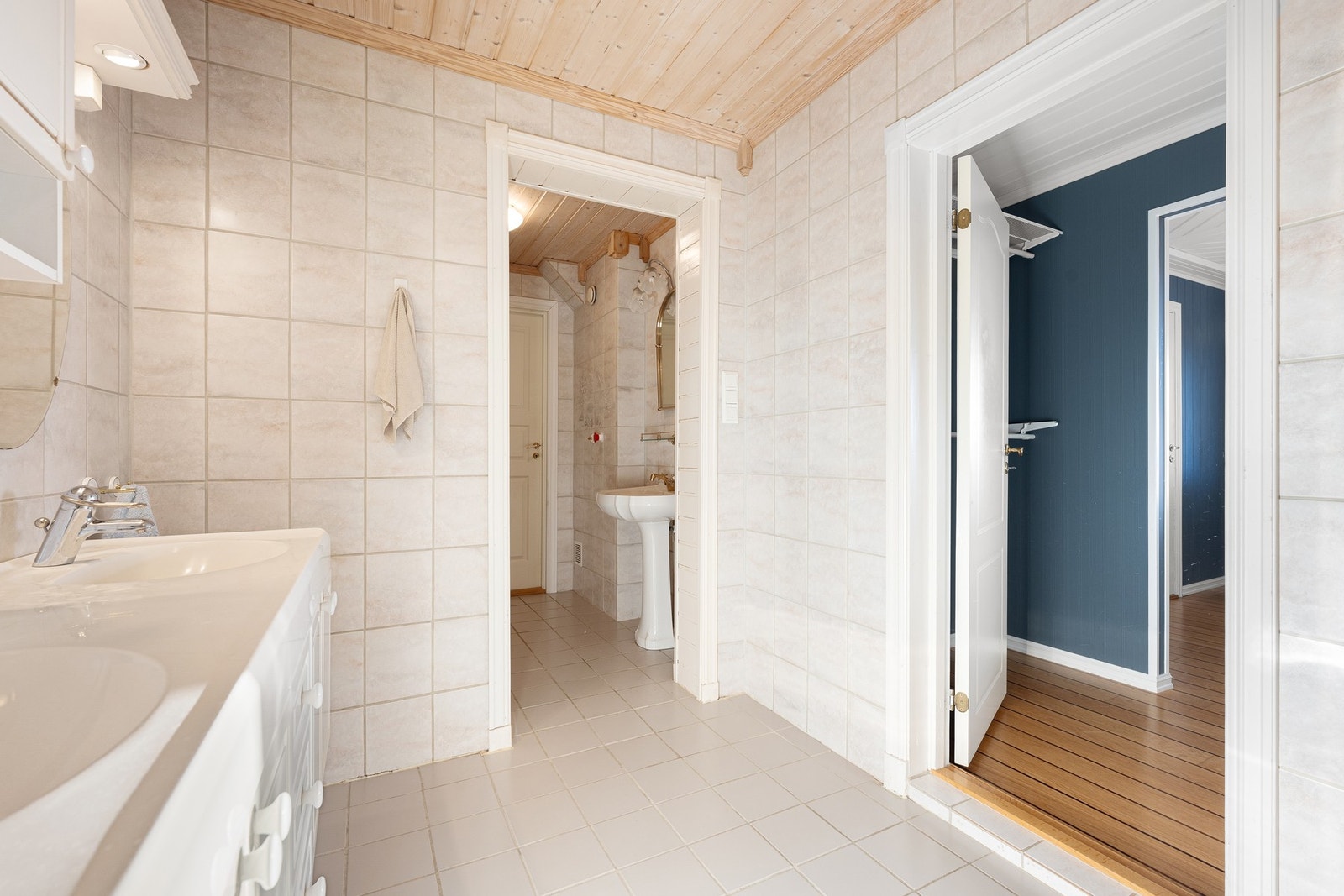 Badet i underetasjen er stort, og har behov for modernisering. Galleribilde