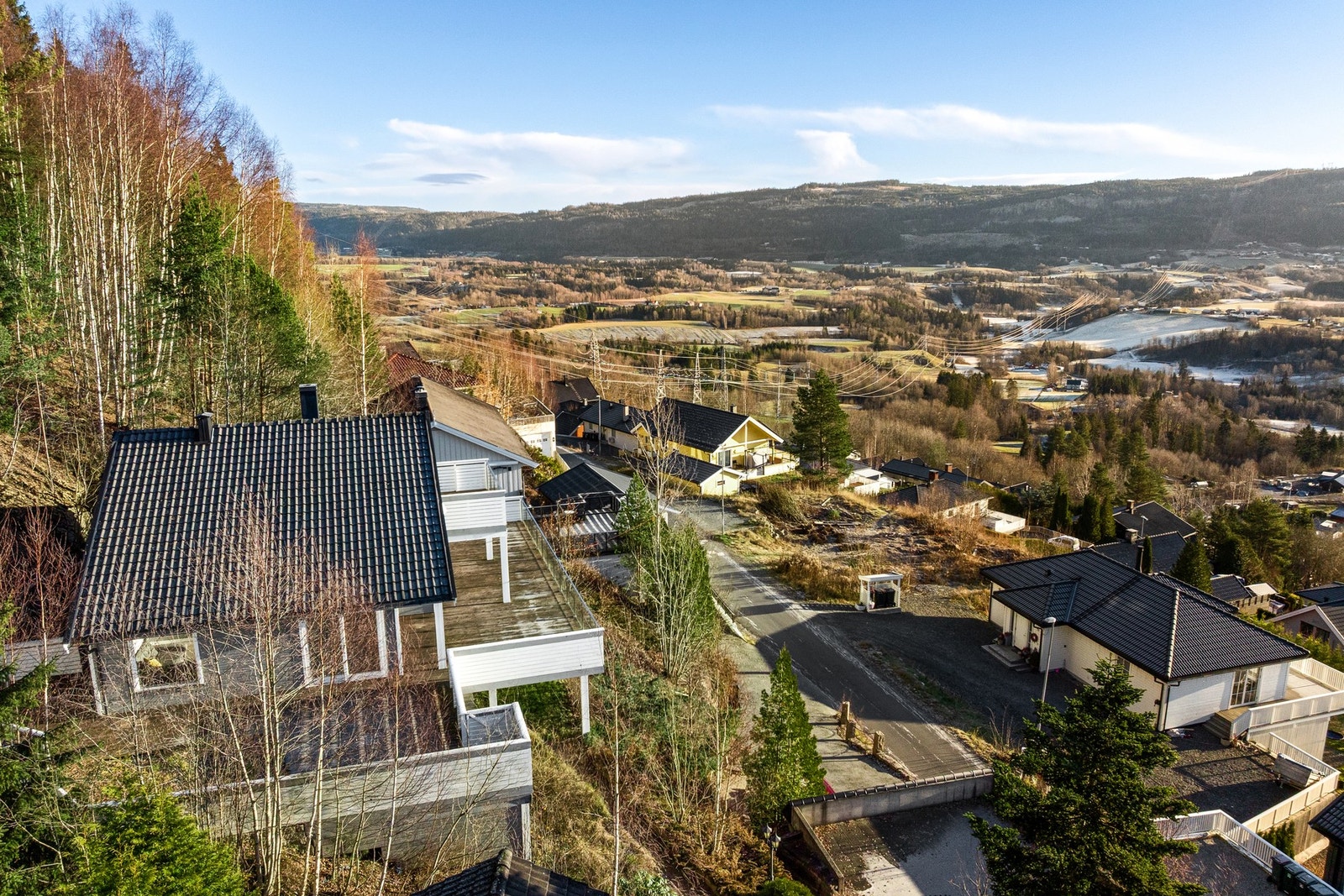 Eiendommen ligger høyt i terrenget, uten innsyn fra naboer. Galleribilde