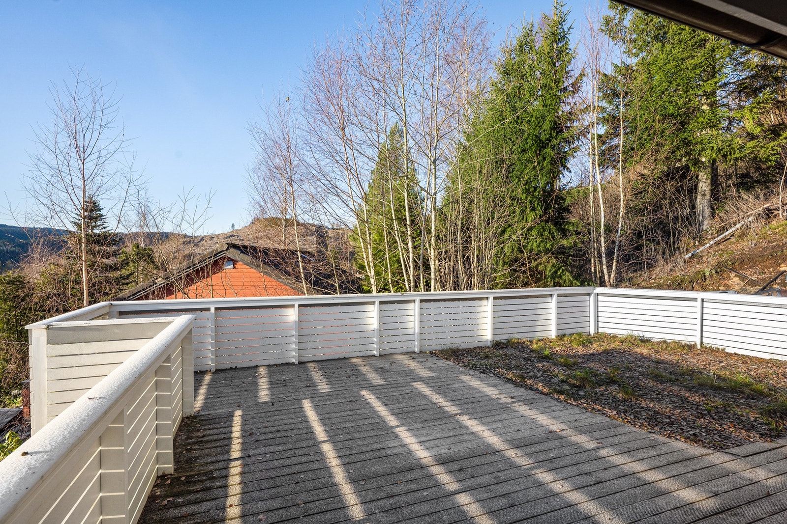 Her er det god plass til komfortable utemøbler, grill og pergola. Galleribilde