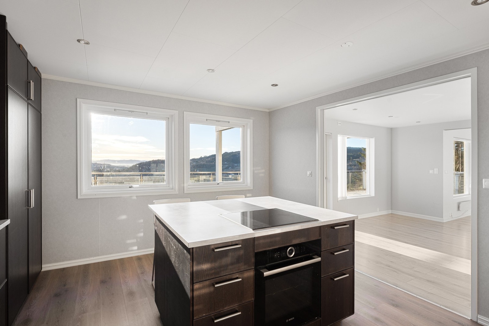 Fra kjøkkenet har du fantastisk utsikt. Galleribilde