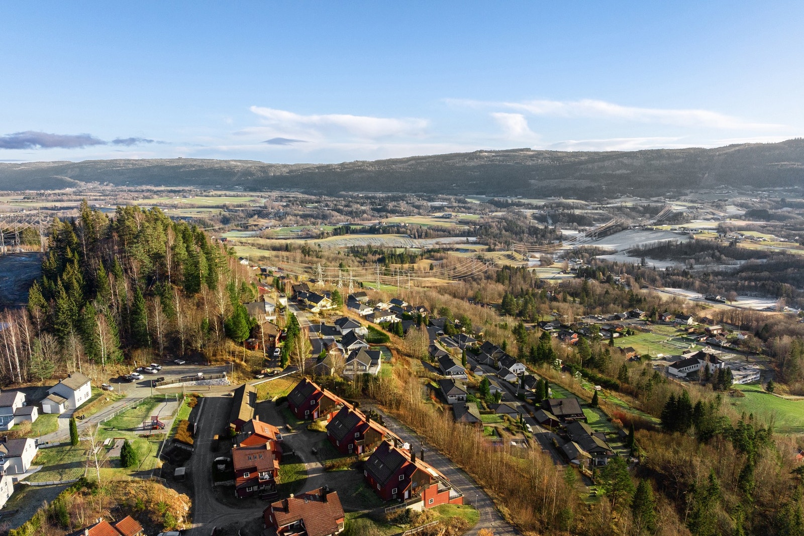 Litt lenger inn i gata er det et koselig tun med lekeplass og sittebenker. Galleribilde
