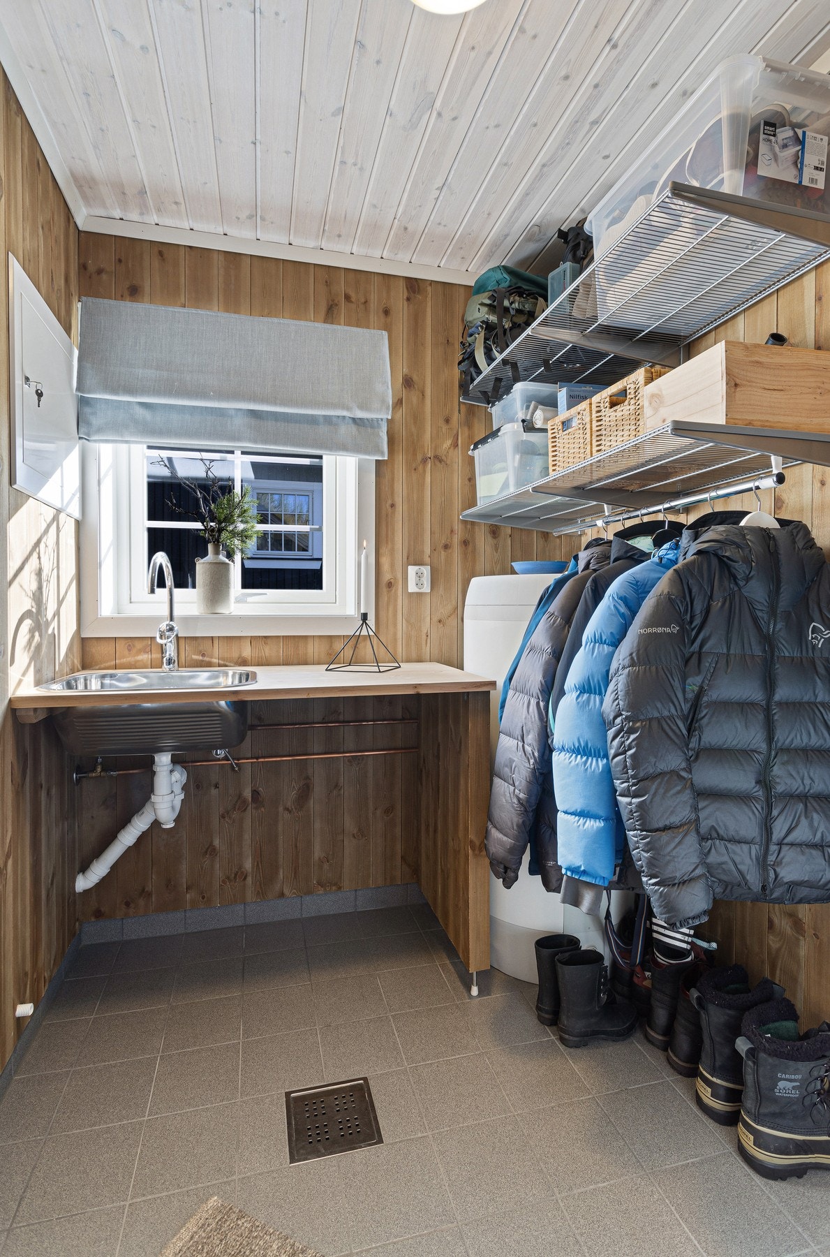 Svært praktisk garderoberom med direkte adkomst fra gangen. Rommet er av god størrelse og har plass til ytterligere oppbevaring av yttertøy, tursekker m.m Galleribilde