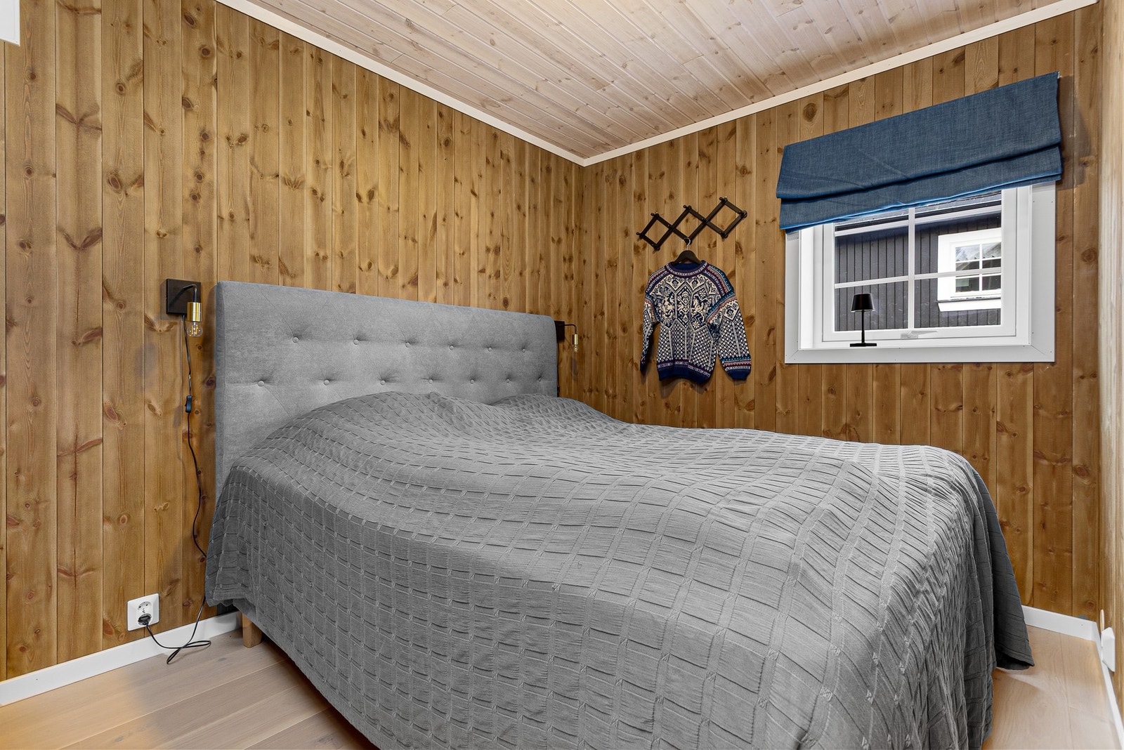 Hovedsoverom med plass til dobbeltseng og garderobeskap. Hovedsoverommet ligger avskjermet fra de andre soverommene og har enkel tilkomst til bad Galleribilde