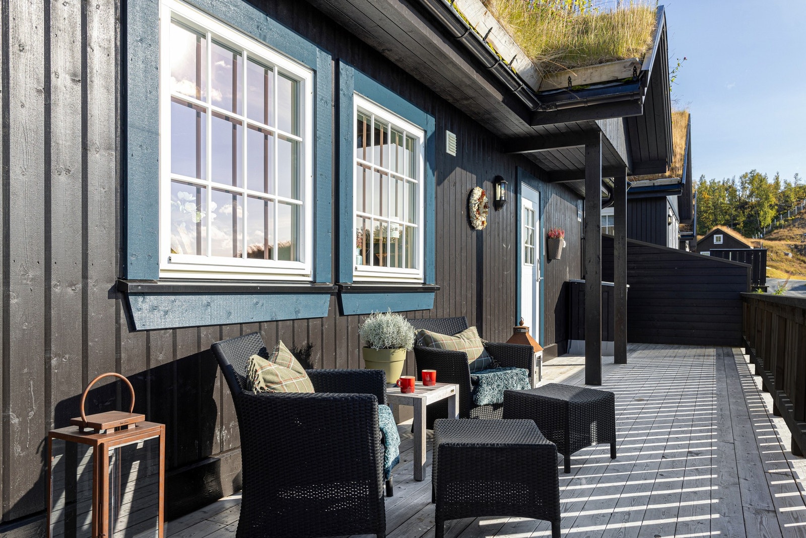 Hytta ligger nydelig plassert mellom flere skibakker og tilbringerheiser samt kort vei til fasiliteter og langrennsløyper. Her parkerer man på tomten og lar bilen stå hele oppholdet Galleribilde