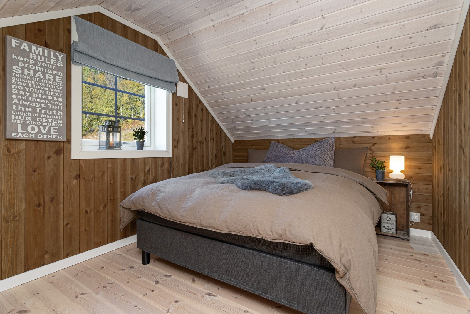 Romslig soverom med plass til dobbeltseng, nattbord og kommode for oppbevaring av tøy. Hytta har 6 sengeplasser slik den er innredet i dag Galleribilde