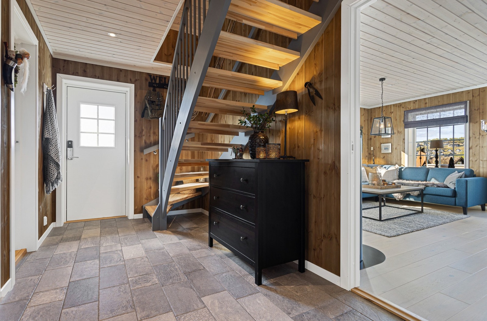 Innbydende entré/hall med flislagte gulver og god plass til skisko og yttertøy Galleribilde