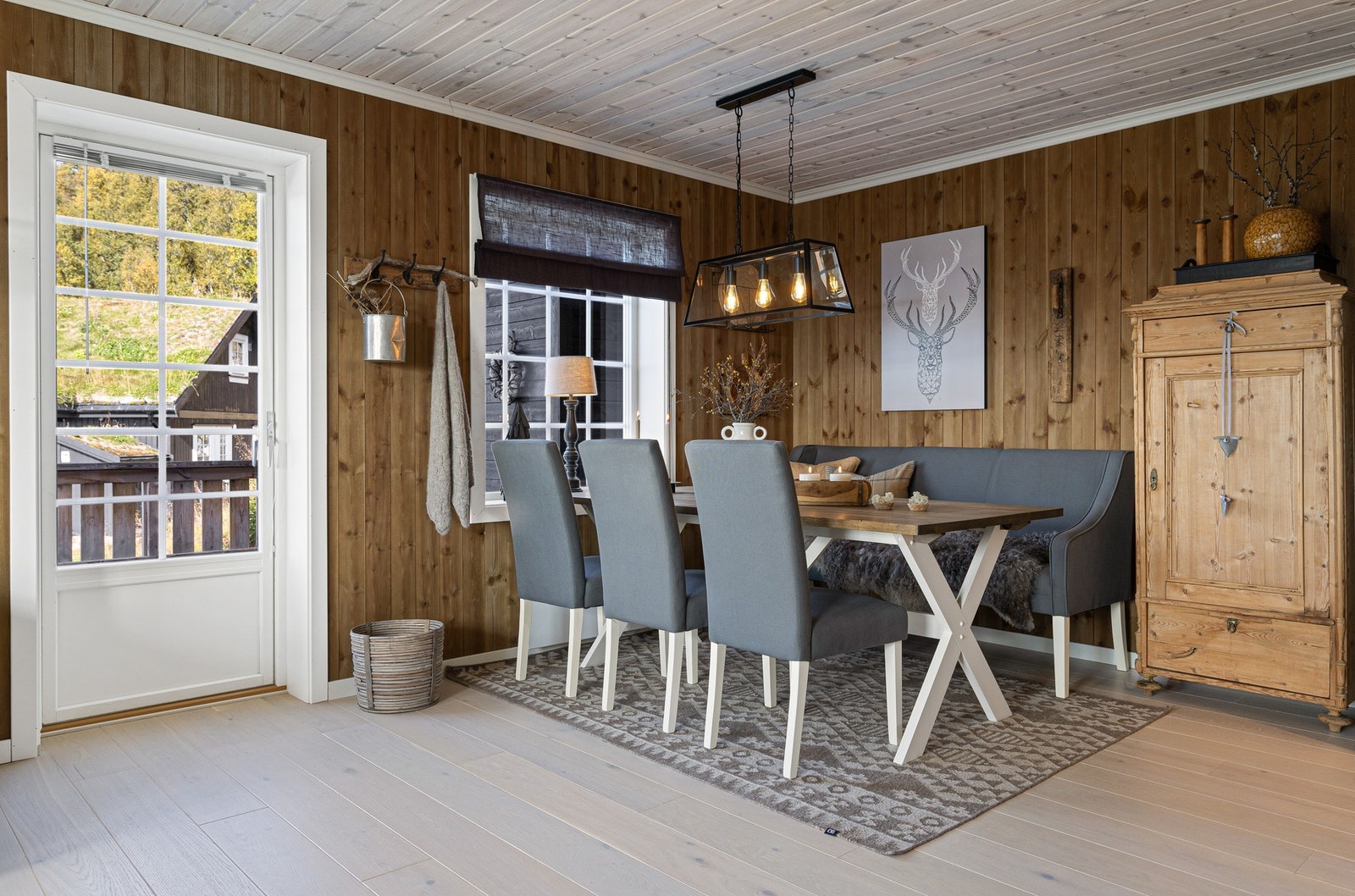 God plass til spisemøblement i tilknyttning til kjøkken, slik at man kan lage mat mens man deltar i samtalene rundt spisebordet Galleribilde