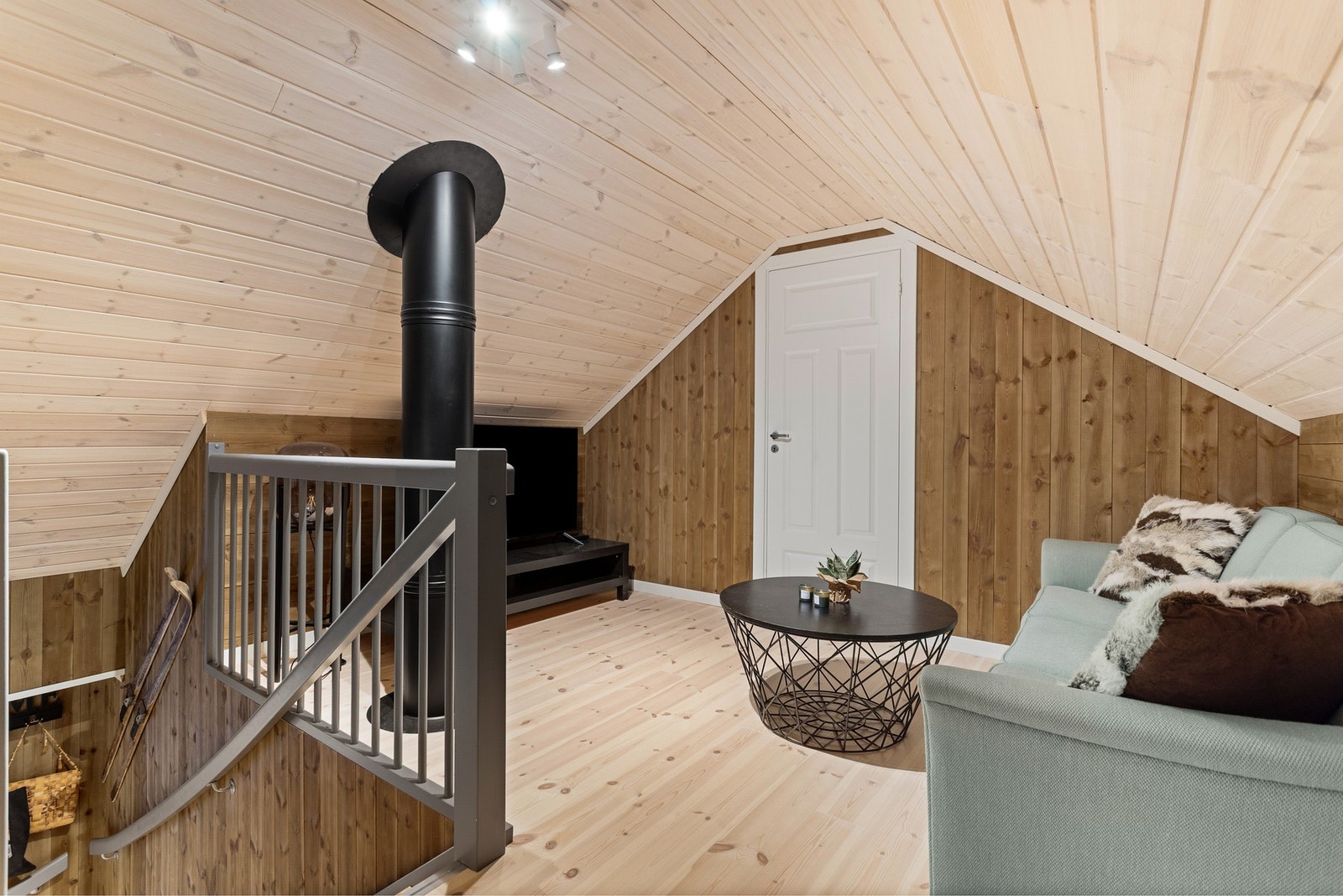 Koselig loftstue med opplegg til TV og medialøsninger, perfekt for barna eller dersom man ønsker å trekke seg tilbake med en god bok! Galleribilde