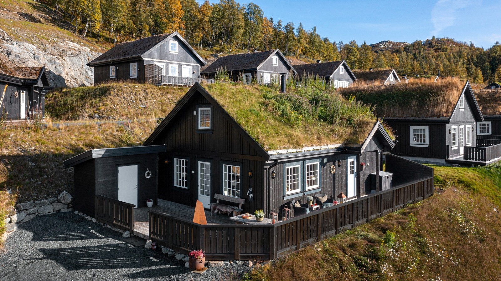 Fra hytta kan man spenne på seg langrennsskiene ved hytta og følge alpintrasséen i ca. 200 meter, så ankommer man skiløypenettet Galleribilde