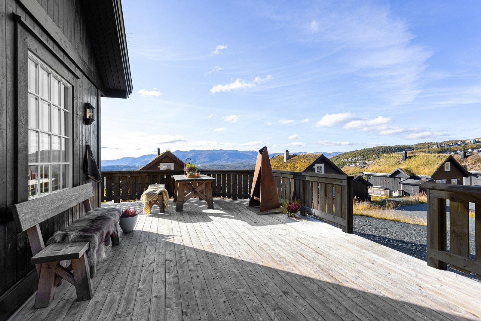 Nydelig beliggenhet, romslig terrasse og utvendig skibod Galleribilde