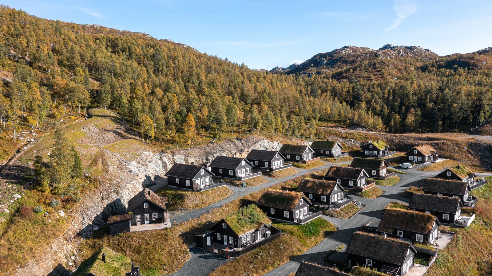 Turområdet rett bak hytta. 100m fra hytta starter bla. en flott sti med rundløype på 8 km i spektakulært høyfjellsterreng Galleribilde