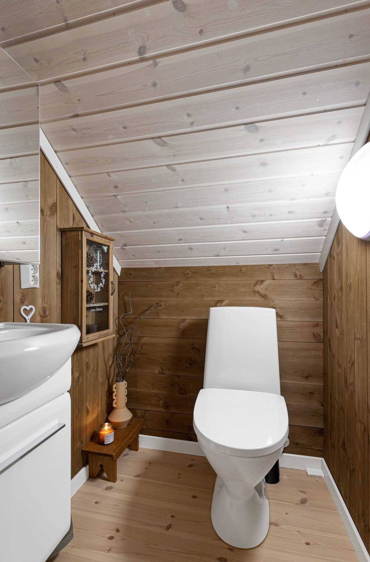 Praktisk toalettrom beliggende i 2.etasje. Rommet er innredet med servant og gulvstående toalett. Panel på vegger og tak samt tregulv Galleribilde