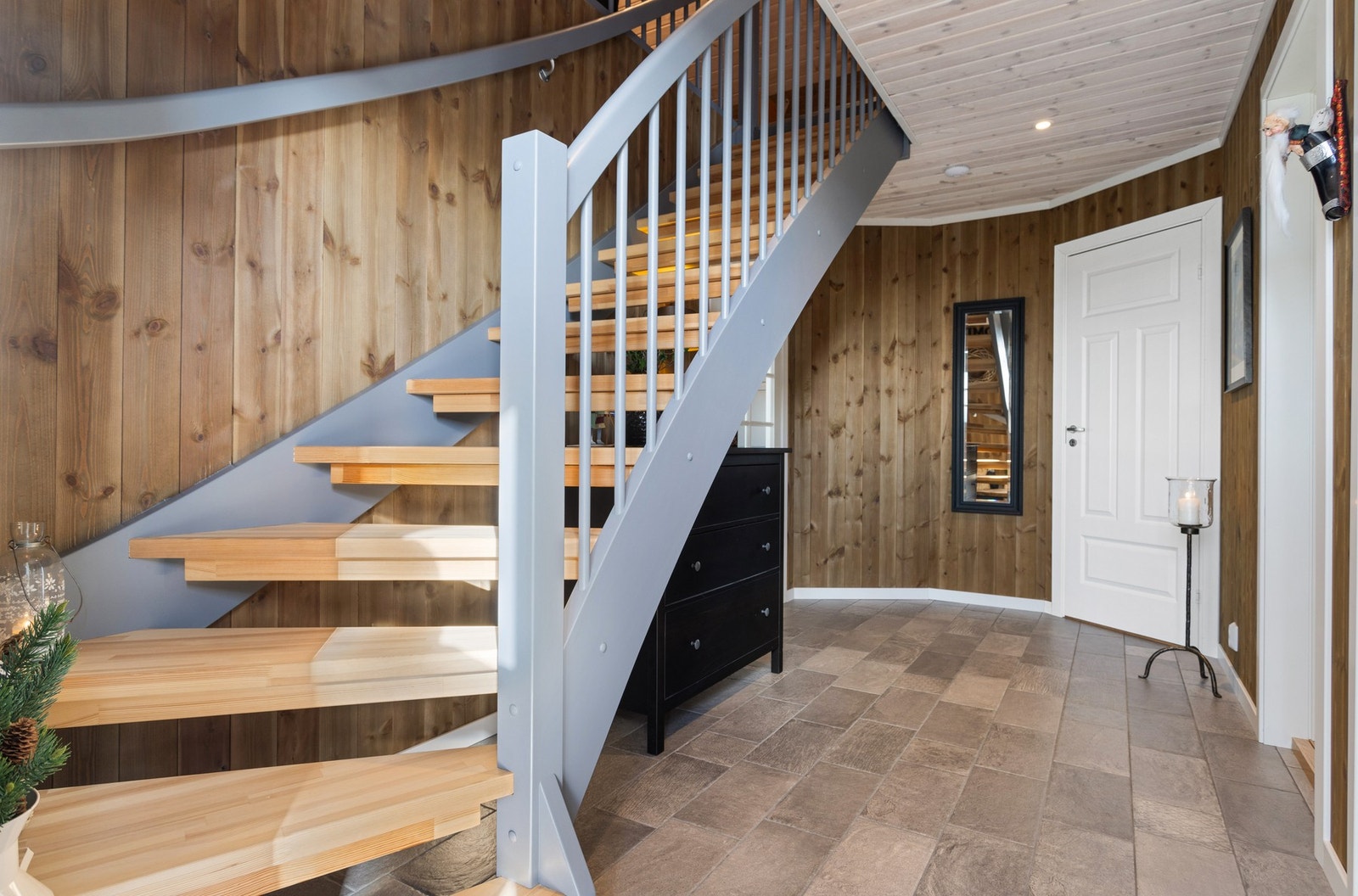 Fra gangen er det trapp opp til 2. etasje som inneholder loftstue, 2 soverom og toalettrom Galleribilde