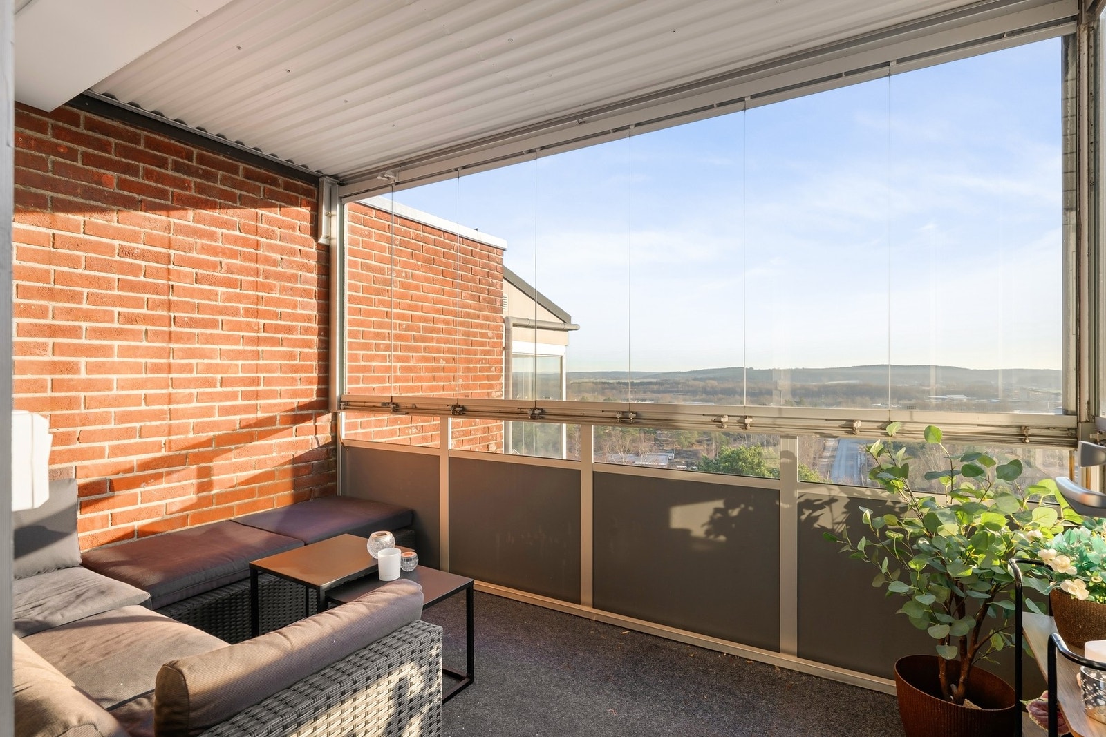 Romslig innglasset, østvendt terrasse på ca. 8,5 m² Galleribilde