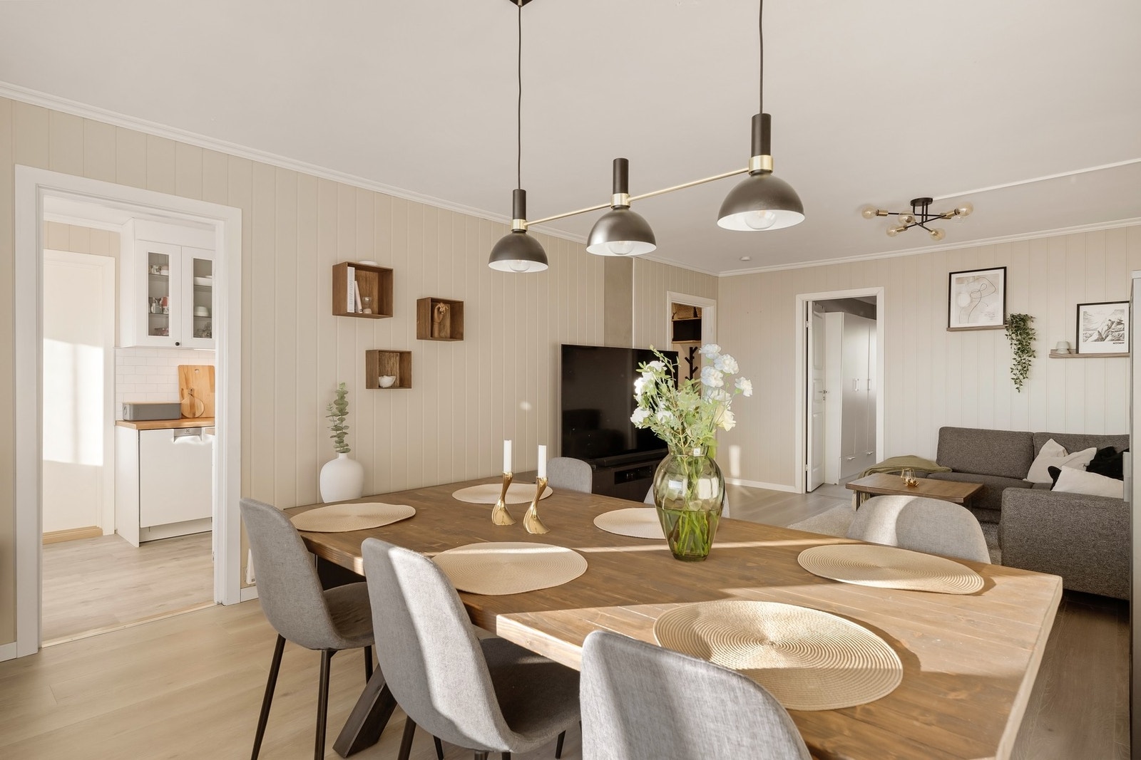 Stuen, kjøkkenet, entré og soverommene har laminatgulv fra 2021, mens gang og takessplater i taket gir et lyst og romslig inntrykk. Galleribilde