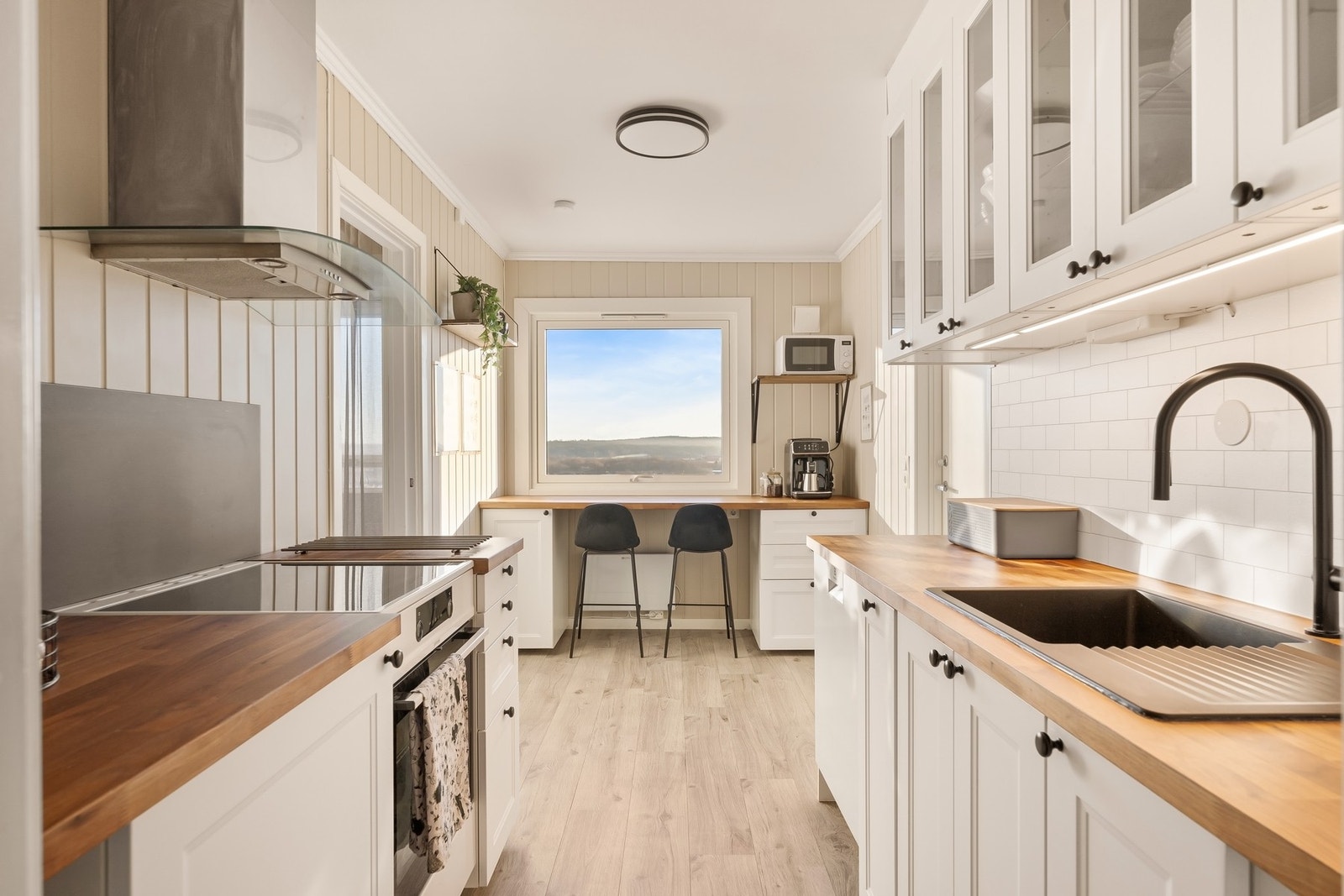 Hvitevarer på kjøkken medfølger handelen. Galleribilde