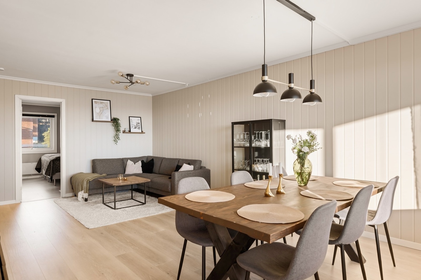 Velkommen inn - Vi har gleden av å presentere en lys og gjennomtenkt leilighet i øverste etasje Galleribilde