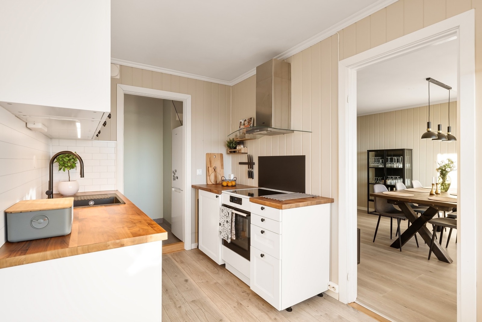 Kjøkkenet ligger i tilknytning til stuen og er fra Ikea, montert i 2021 med benkeplate i tre og frittstående hvitevarer. Galleribilde