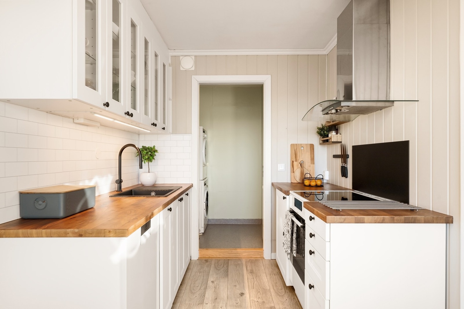 Videre fra kjøkkenet har du et eget vaskerom/bod. Galleribilde