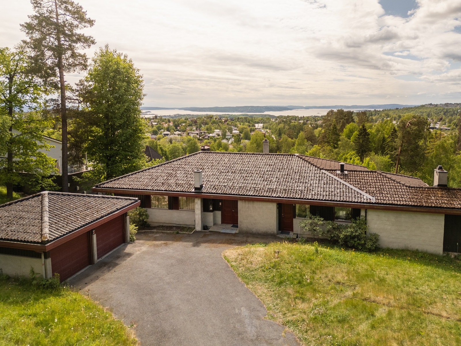 Boligen har behov for oppussing, men ligger flott til med utsikt mot fjorden. Galleribilde