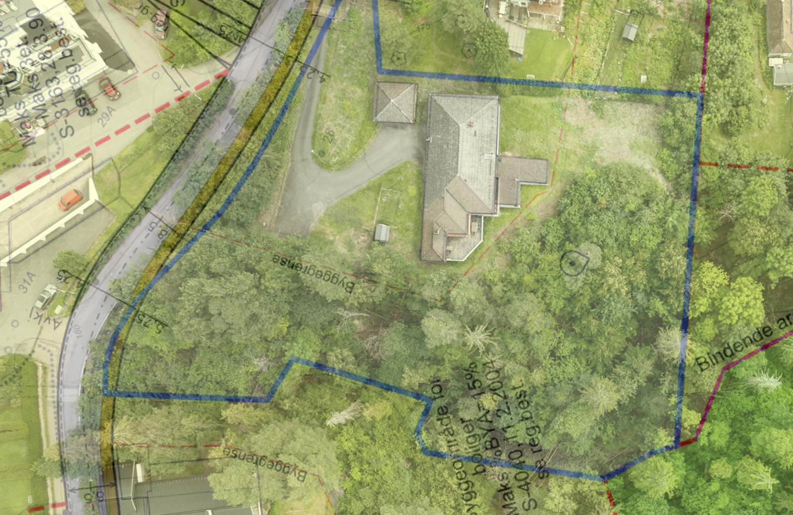 Tomta sett ovenfra, med tomte- og byggegrenser. Tegningen er kun for illustrasjon, det må foretas videre undersøkelser for å sikre korrekt informasjon. Galleribilde