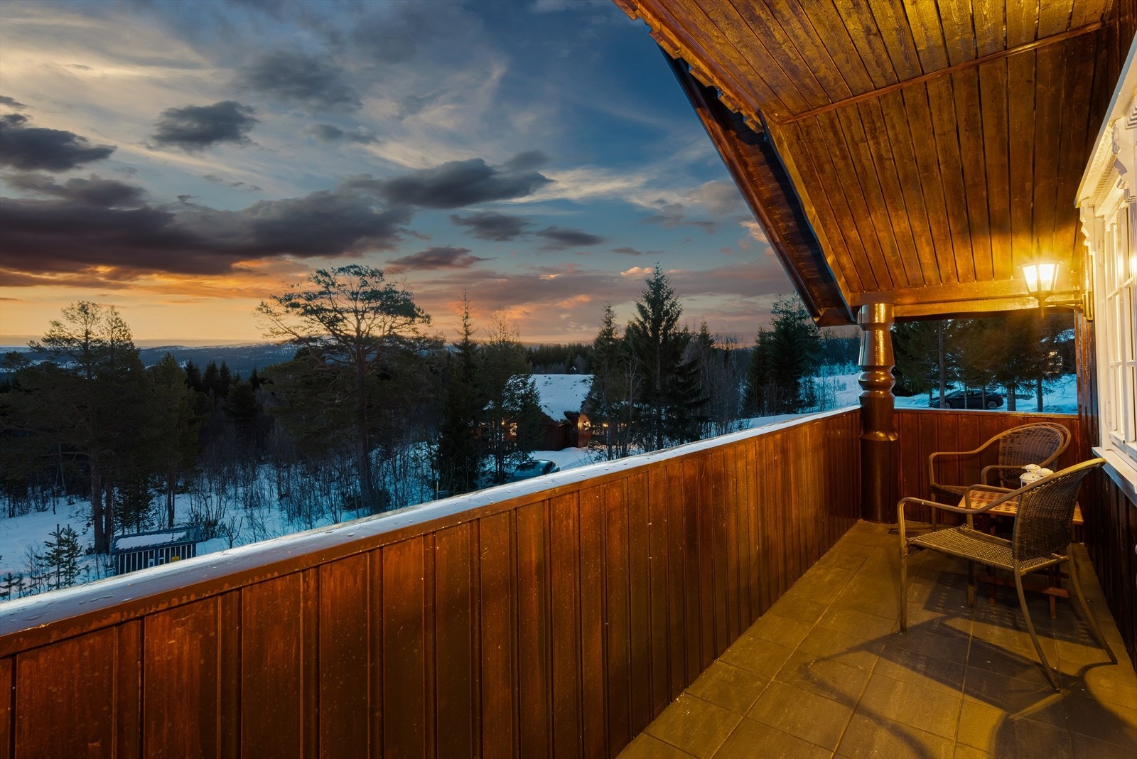 Den overbygde balkongen utenfor loftstuen er på 8 kvm og har flislagt dekke, fine solforhold og storslagen utsikt. Galleribilde