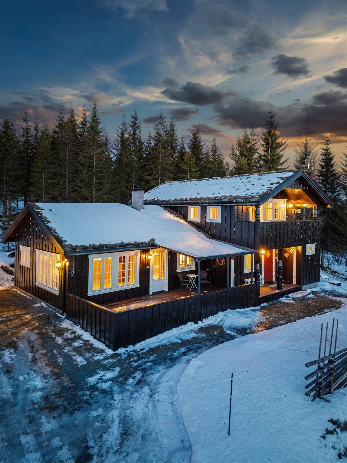 Hytta ble oppført i 2009 og har fin planløsning over to etasjer. Galleribilde