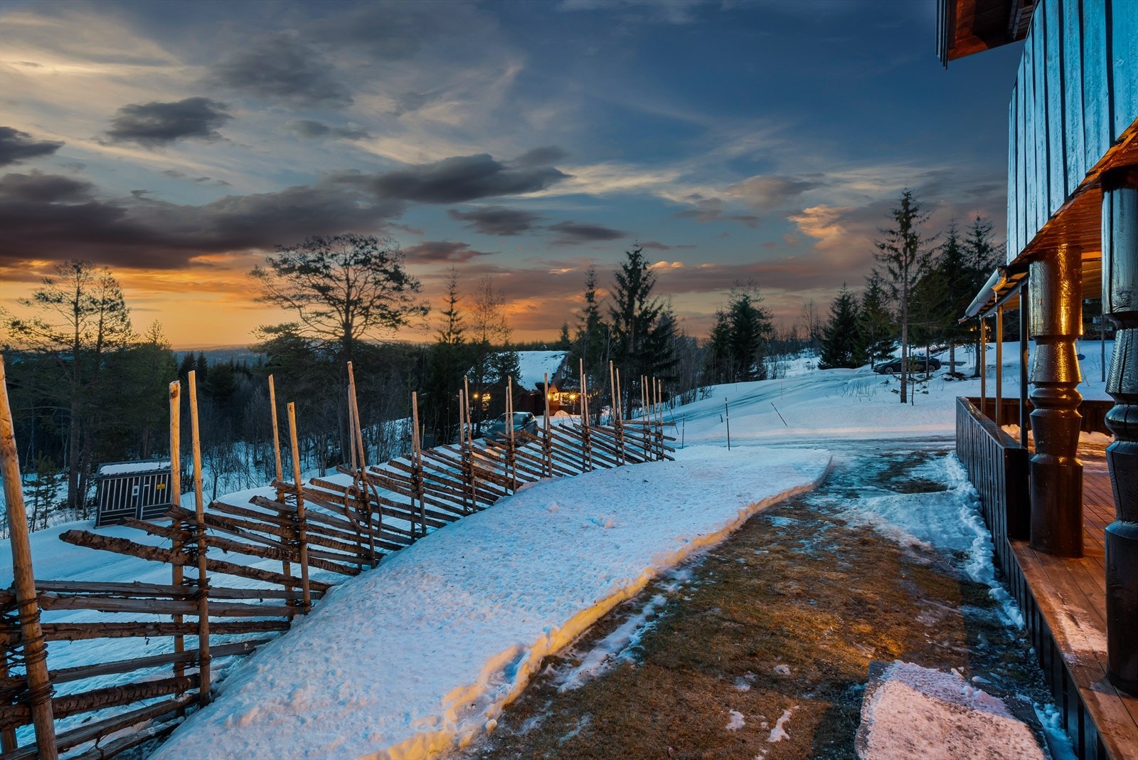 Hytta har fin beliggenhet i hyttefeltet og området er idyllisk, samt i kort avstand fra Oppdal og skitrekk. Galleribilde
