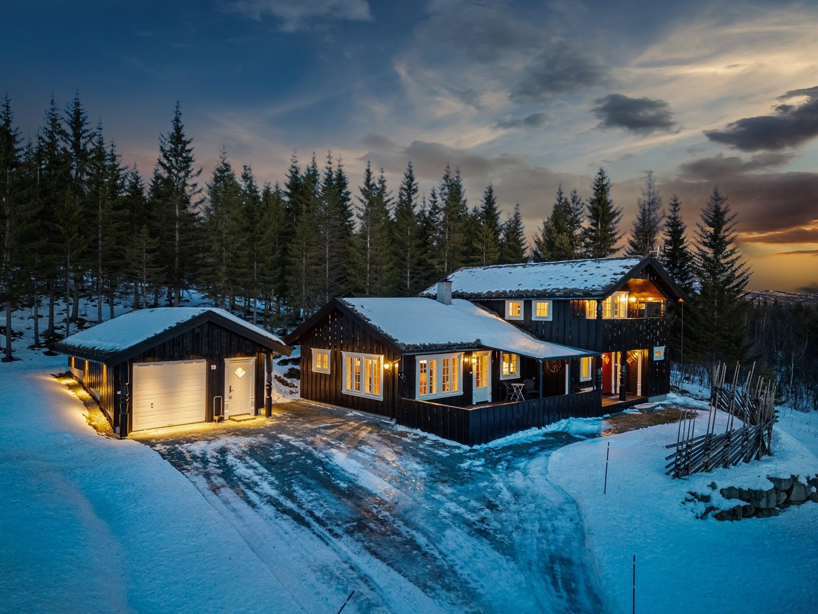 Beliggenheten er idyllisk og naturskjønn med vidstrakt utsikt over fjellheimen og vakker natur. Galleribilde