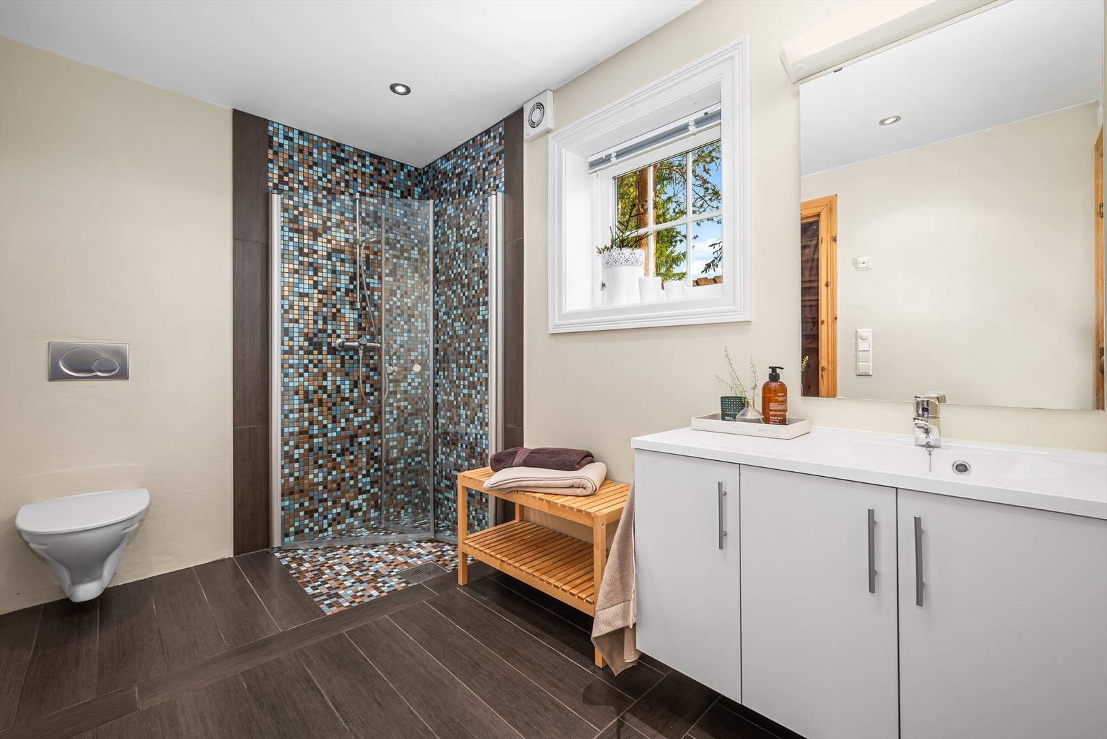 Hytta har to delikate baderom, en i hver etasje. Galleribilde