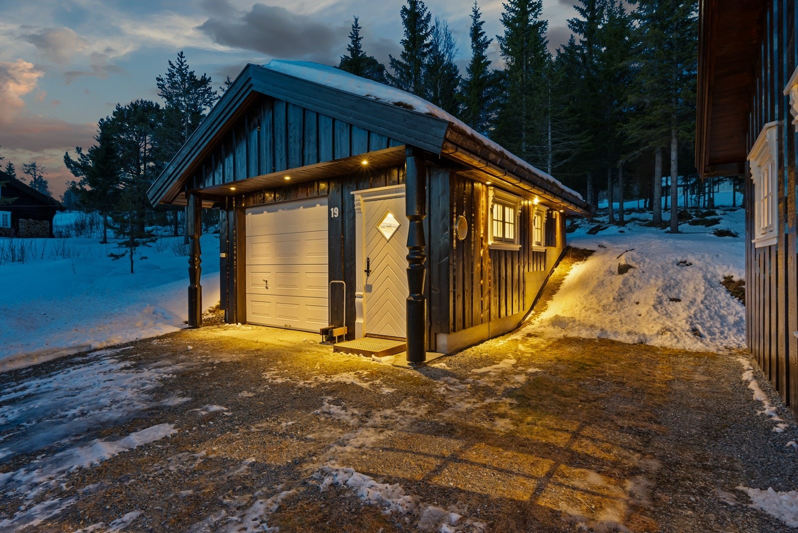 Parkering er i en frittstående garasje på 27 kvm med motorisert garasjeport. Det er også god plass for gjester på gårdsplassen. Galleribilde