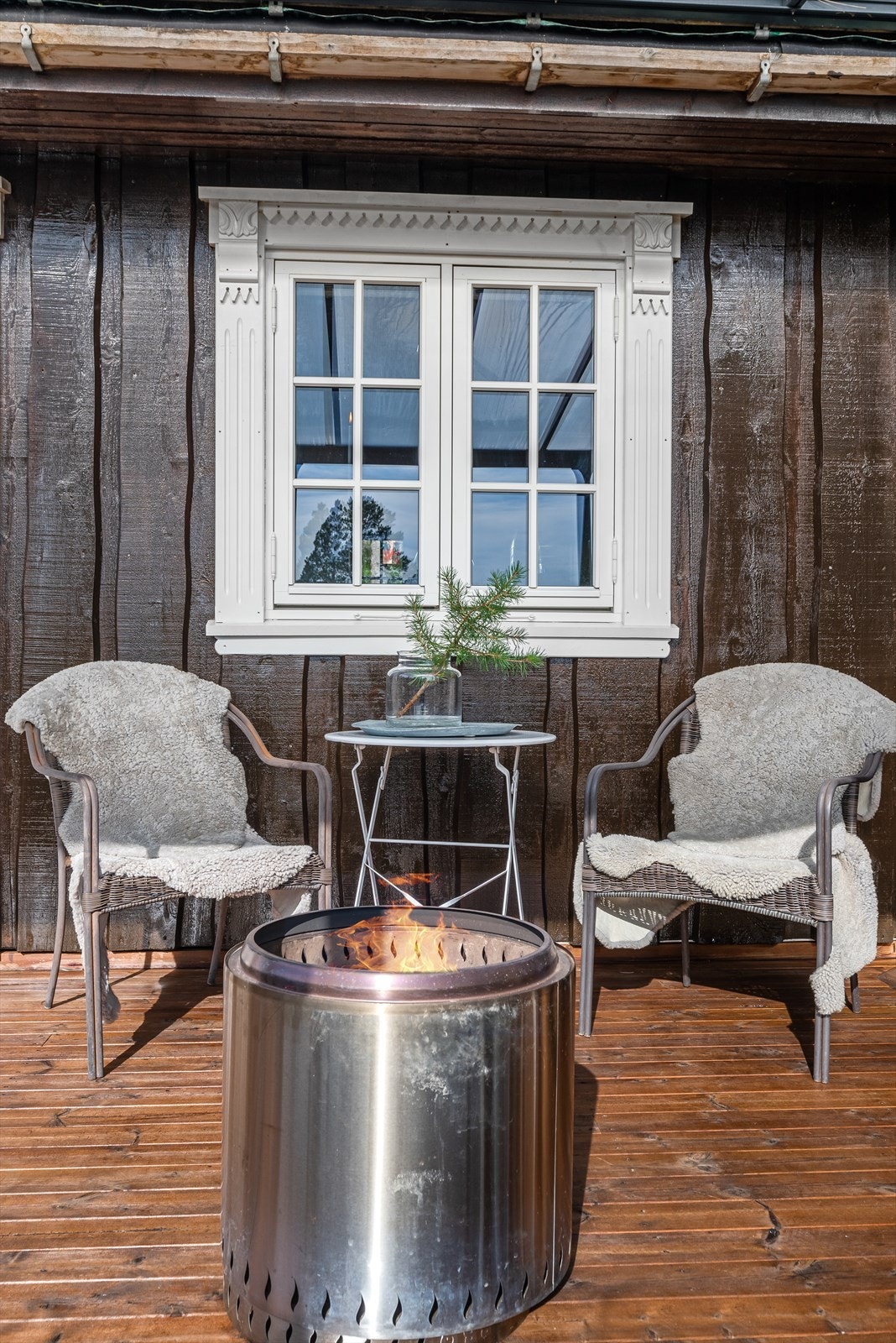 Hytta er i en gjenomført og tradisjonell stil som er lett å like. Galleribilde