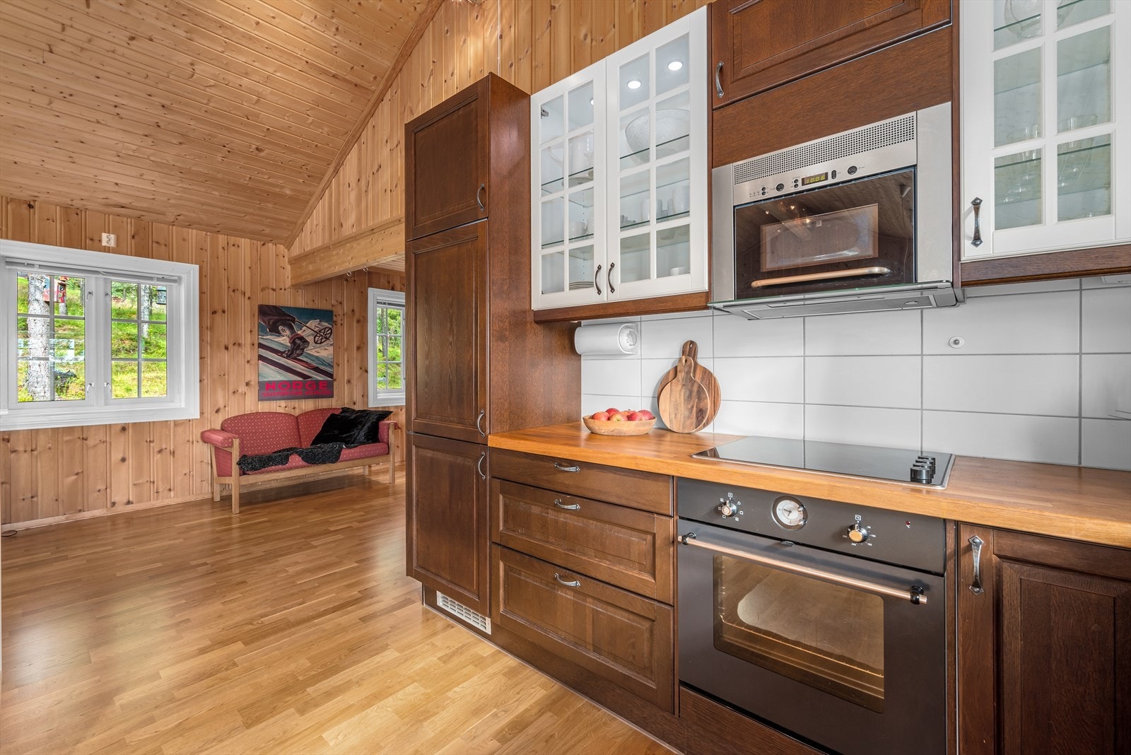 I kjøkkeninnredningen er det også godt med integrerte hvitevarer. Galleribilde