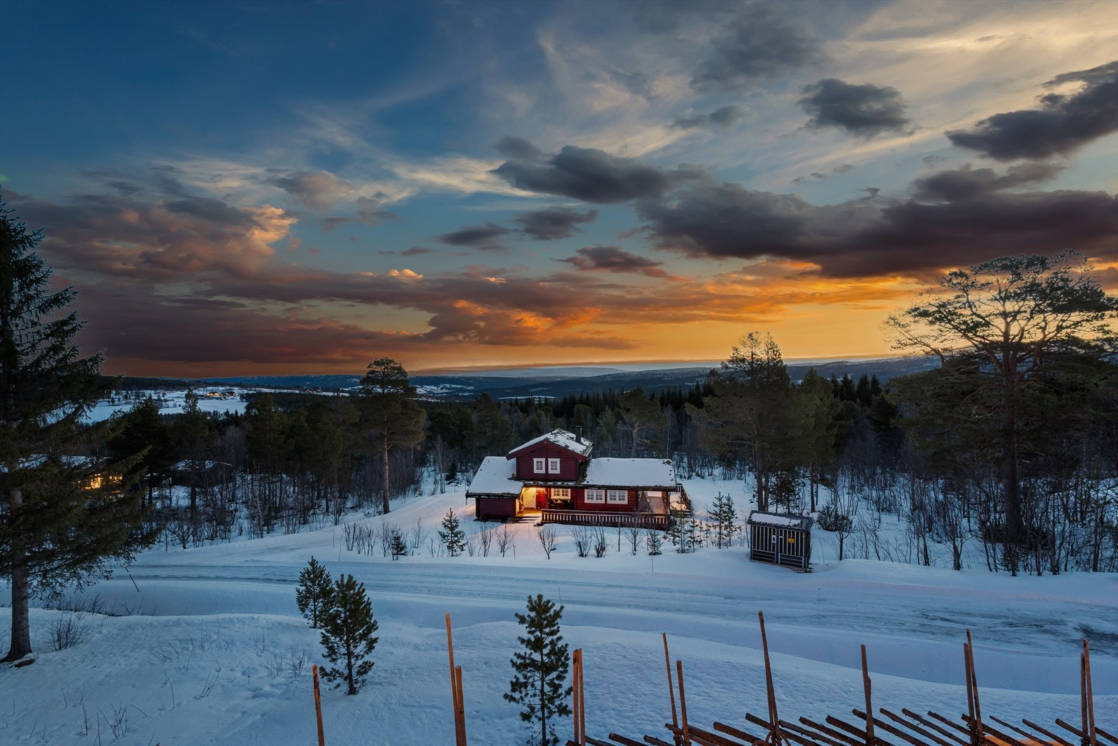 Fritidseiendommen ligger idyllisk til, omkranset av vakker natur og med nærhet til flotte turområder. Galleribilde