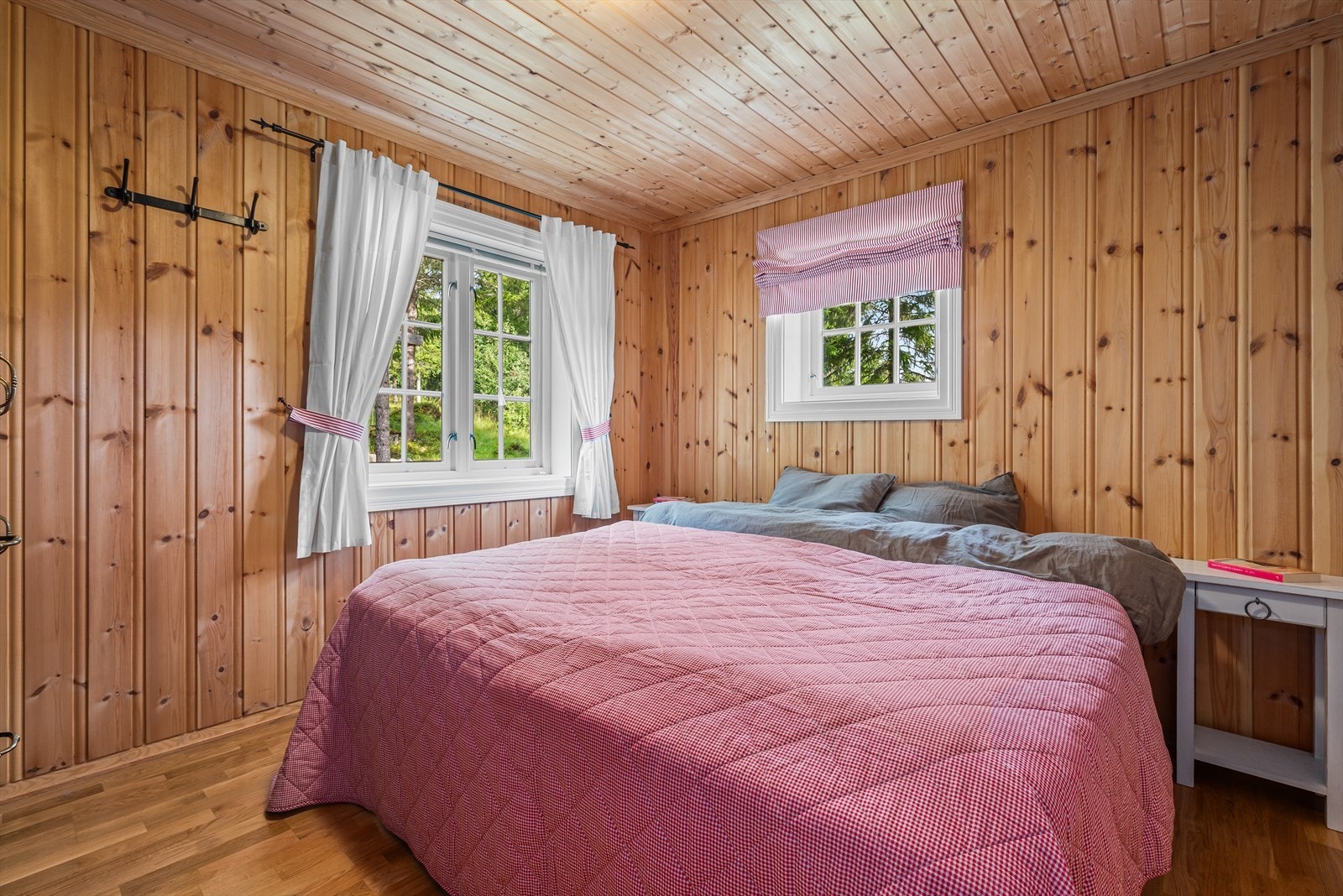 Hytta har til sammen tre fine soverom, hvorav hovedsoverommet er på 9 kvm og ligger i første etasje. Galleribilde