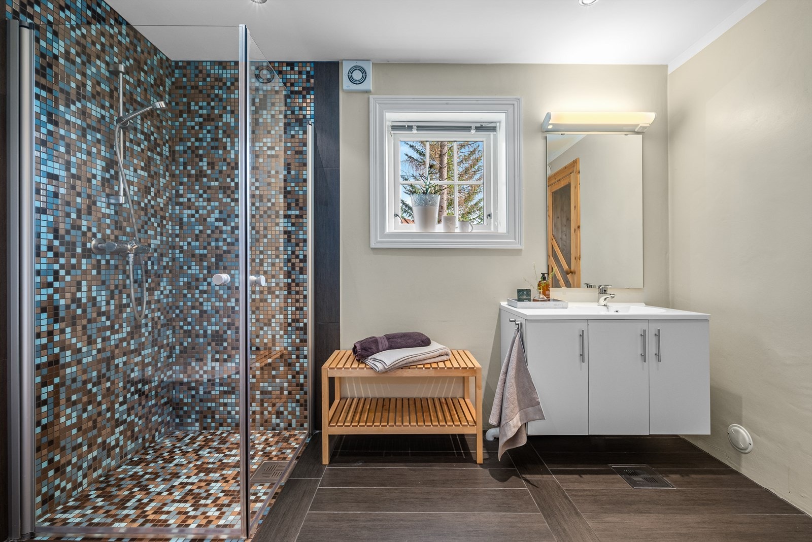 Begge bad har flislagt gulv, moasikkfliser på vegg i våtsoner og for øvrig malte vegger. Galleribilde