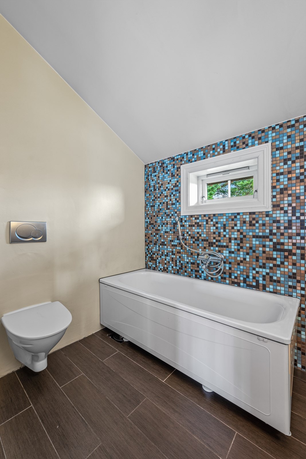 Begge bad har veggmontert toalett, og det er badekar i andre etasje og dusjhjørne på badet i første. Galleribilde