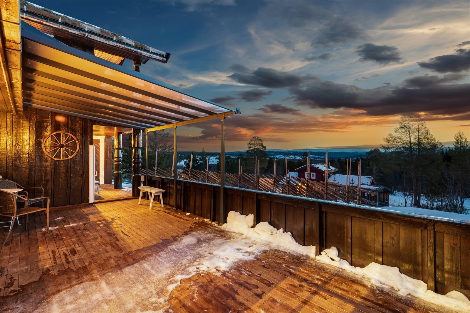 Langs fremsiden av hytta ligger en deilig terrasse på 31 kvm. Galleribilde