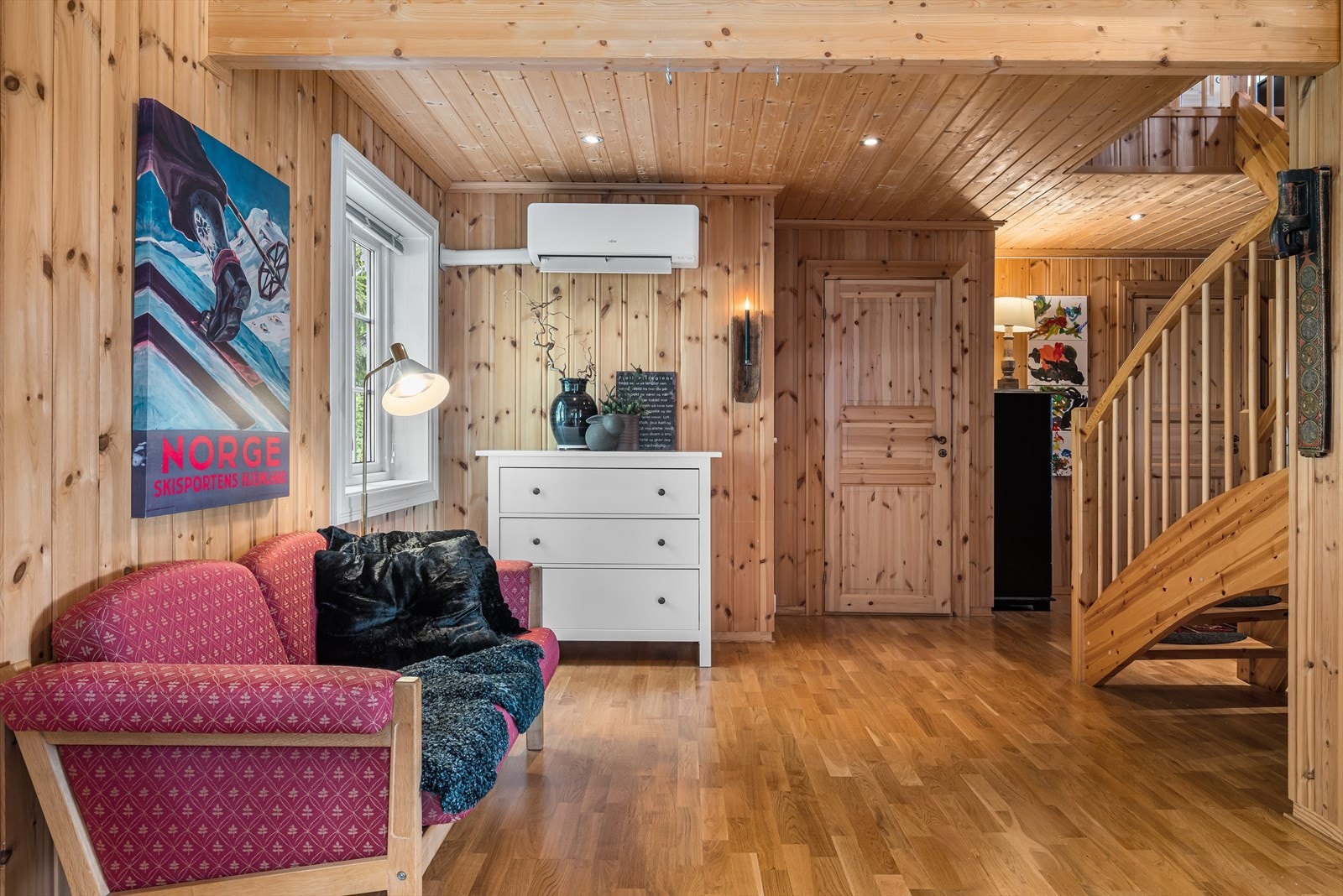 En luft-til-luft varmepumpe ble montert i 2021, som kan styres via app. Galleribilde