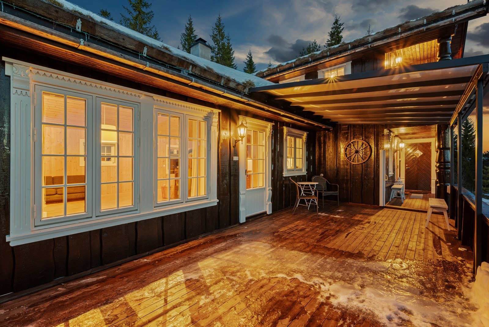 Terrassen har enkel adkomst fra kjøkkenet og er et meget trivelig sted å nyte familiemåltidene på godværsdager. Galleribilde