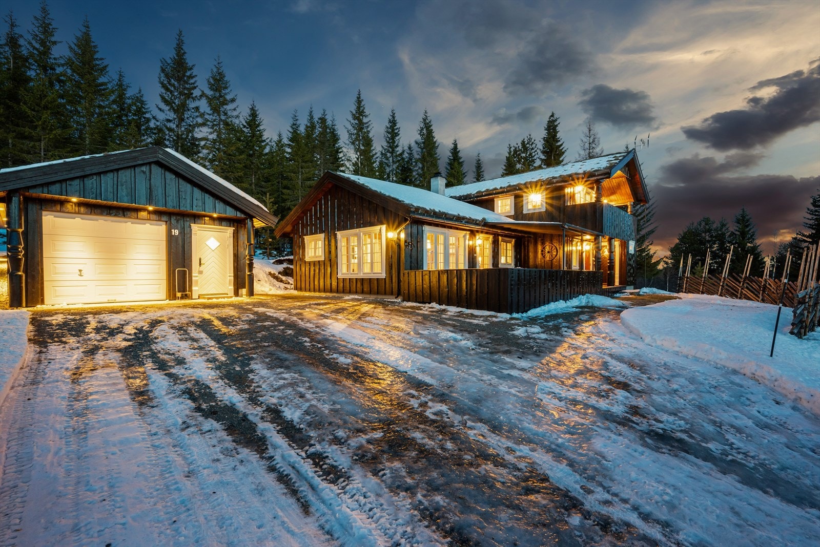 Eiendommen ligger ca. 20 min å kjøre fra Oppdal og det er bilvei helt frem. Galleribilde